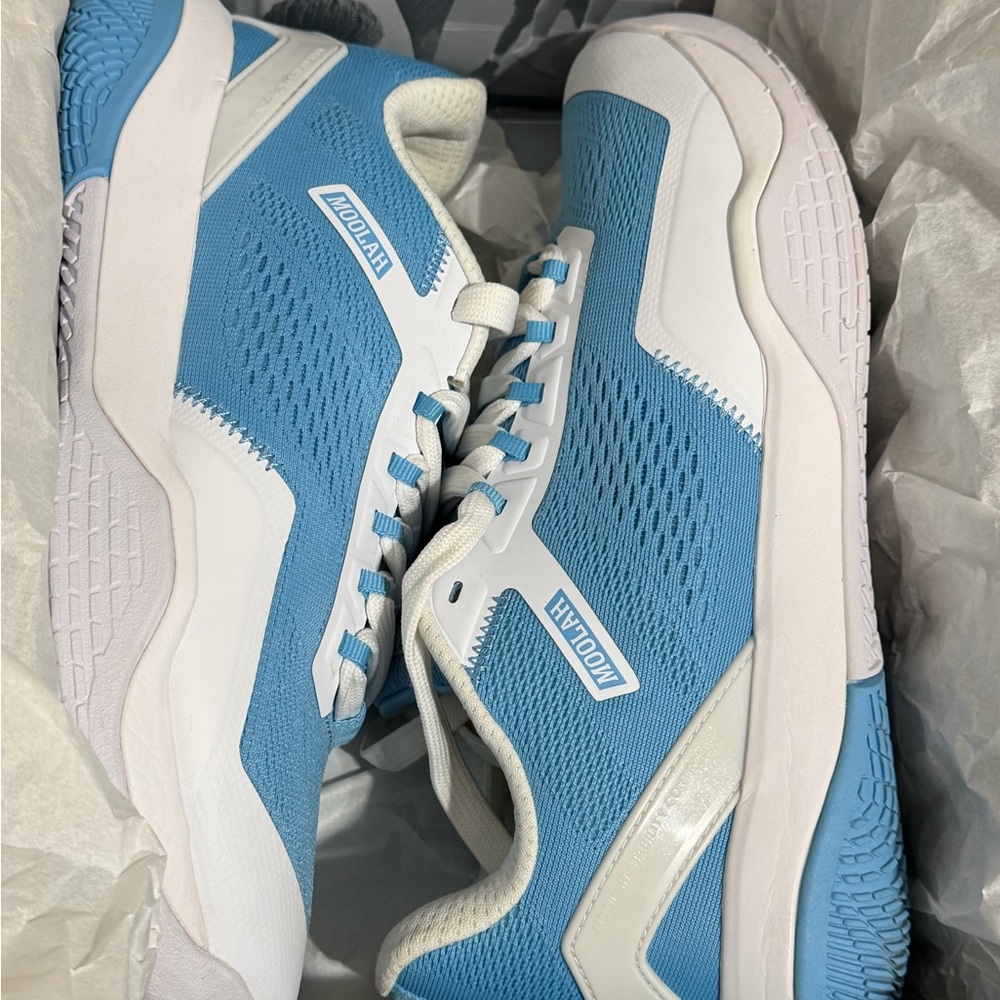 Women’s Like New Neovault Low Moolah basketball shoes size 8.5 baby blue white